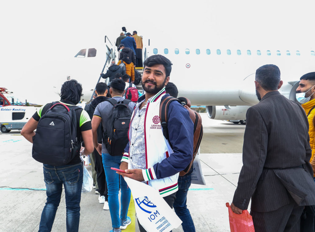 Πτήση επιστροφής 86 Πακιστανών στη χώρα καταγωγής τους – Μηταράκης: Η χώρα μας ενισχύει τις απελάσεις, εθελοντικές και αναγκαστικές